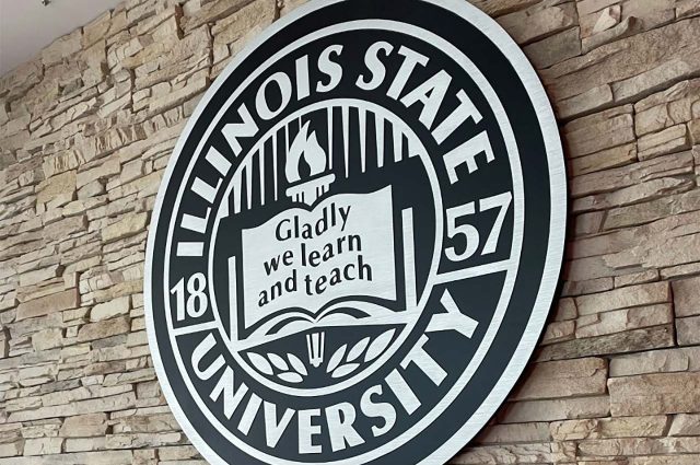伊利诺斯州立大学的校徽上刻着“我们乐于学习和教学”的字样