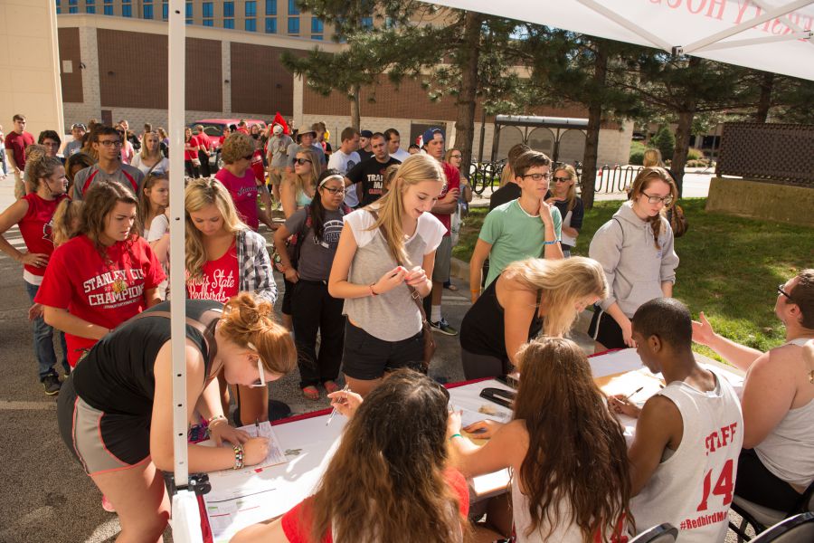 Students wait at 2014 move-in