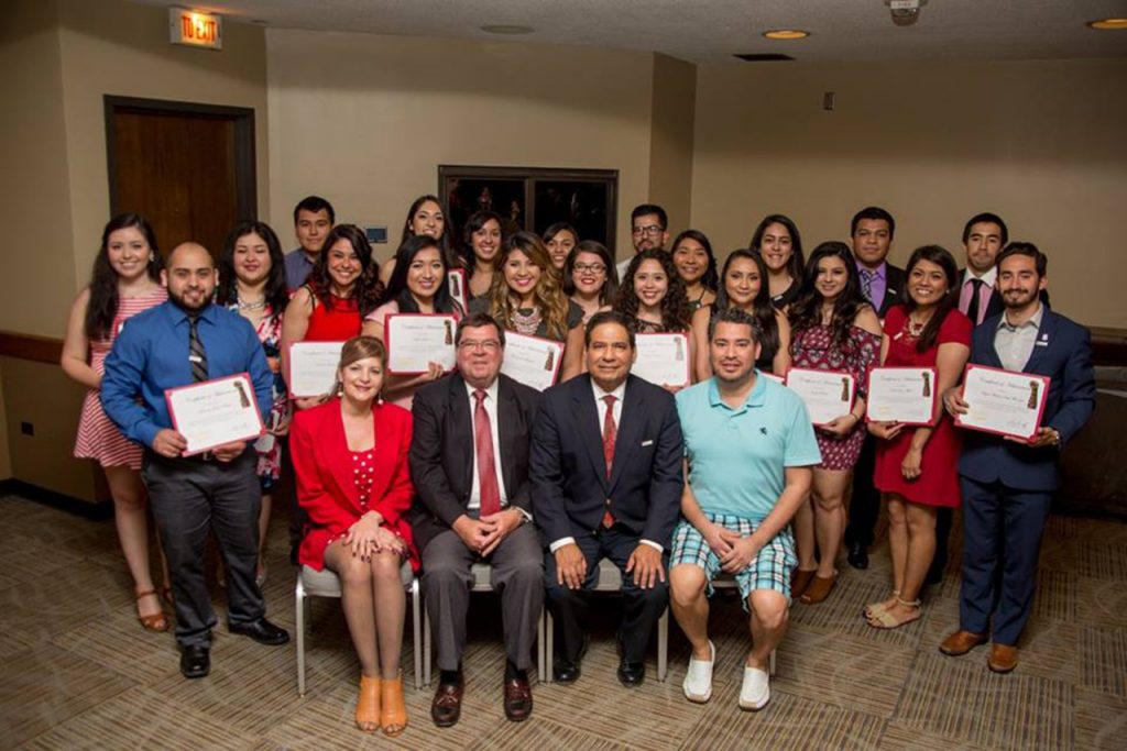 Latino grads pose with President Dietz