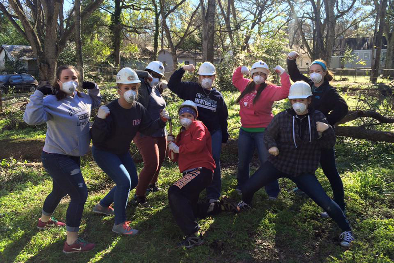 Participants complete service projects on an Alternative Breaks trip