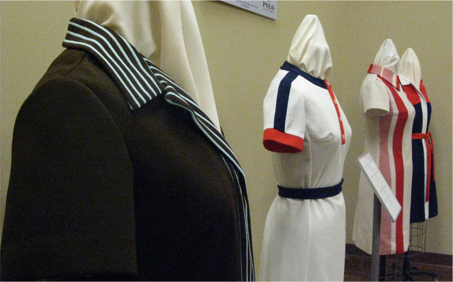 short-sleeved dresses used for tennis in the 1970s on mannequins