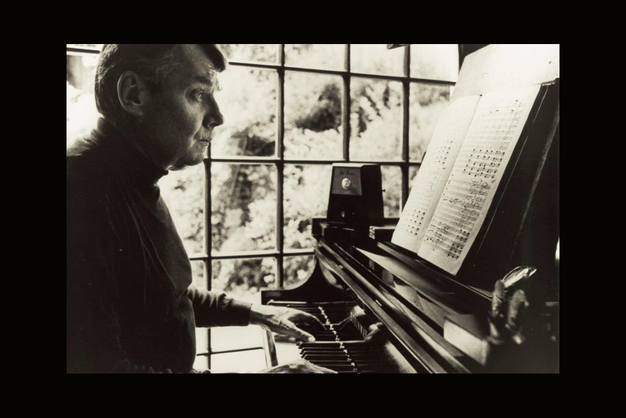 Image of Robert Shaw at the piano with a score.