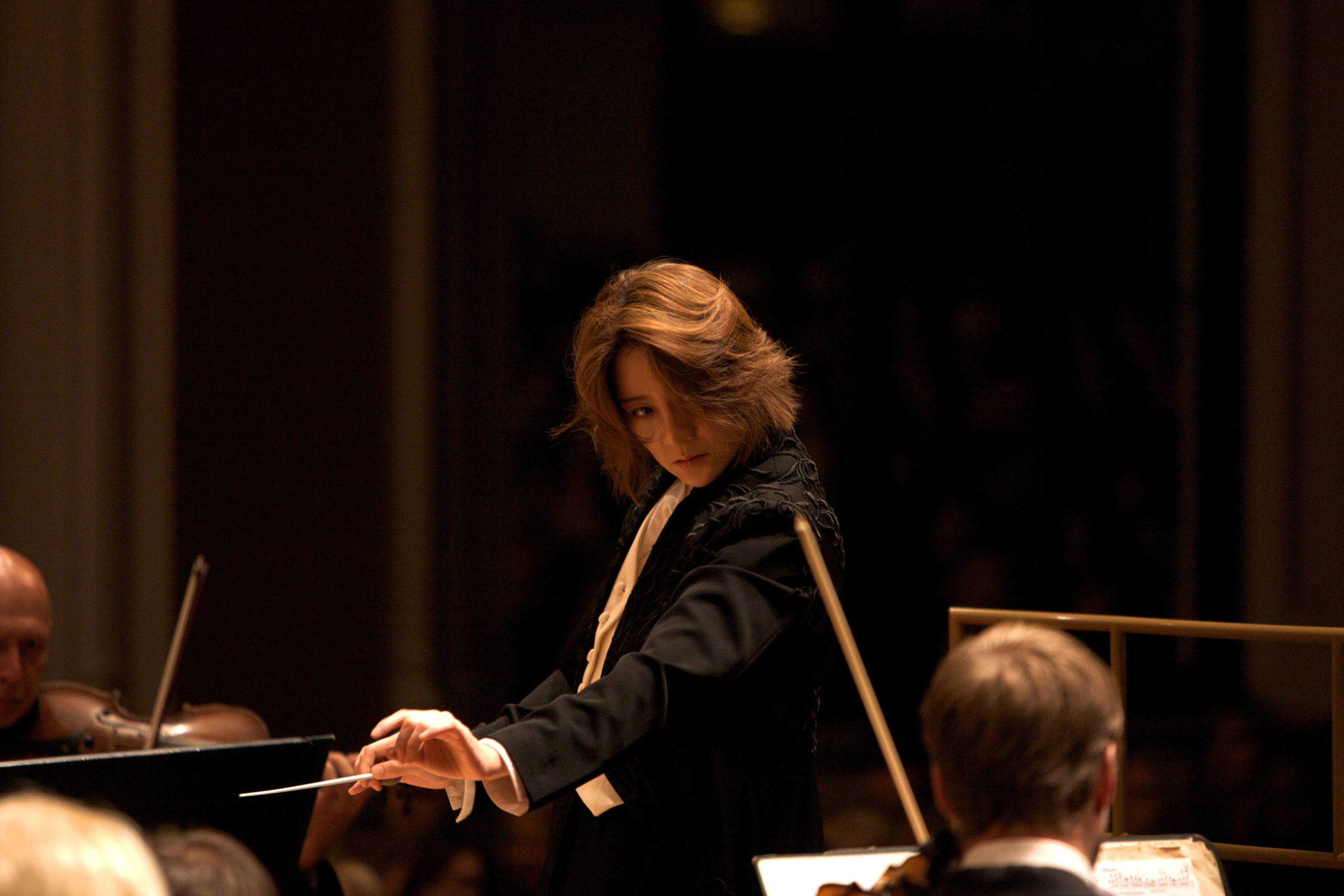 Tomomi Nishimoto conducting