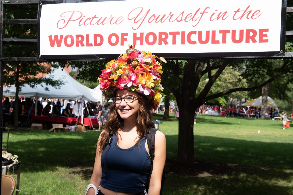Horticulture club student at Festival ISU>
