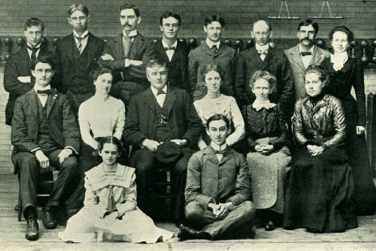 A black and white photograph of three rows of people, The Vidette staff including Ange MIlner, in 1900.
