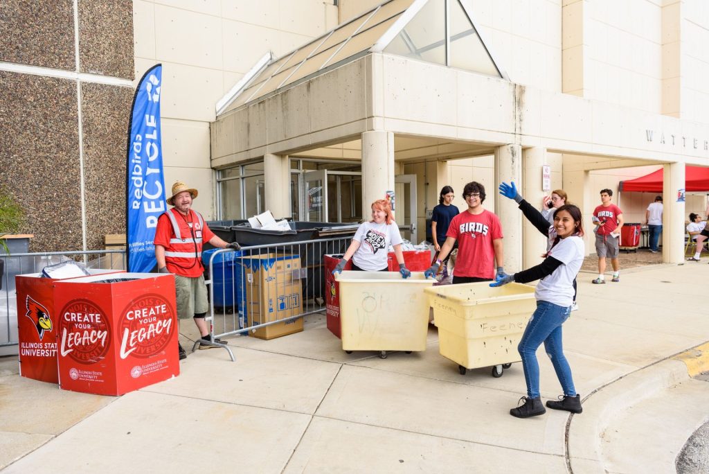 Volunteers help Redbirds recycle during #RedbirdMoveIn.