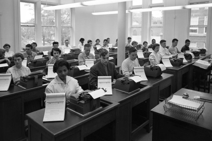 photo of students in typewriting class
