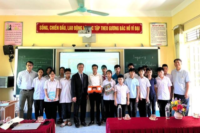 Dr. Do-Yong Park with students and teachers in Vietnamese classroom