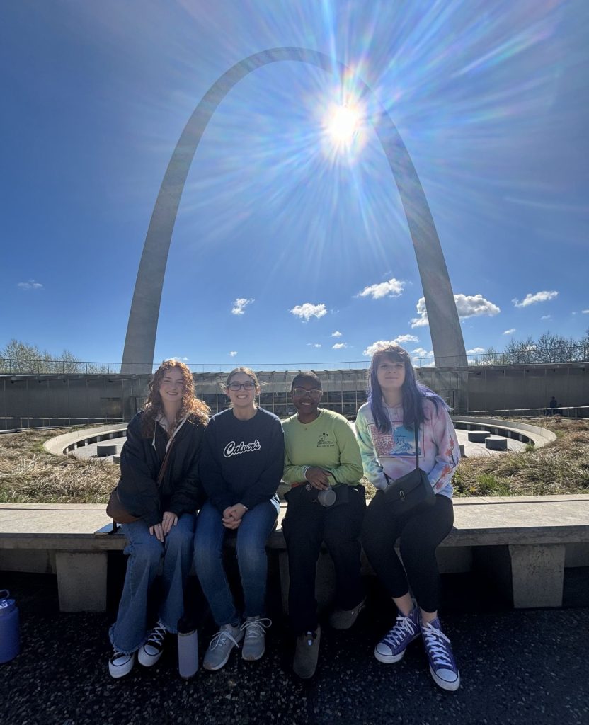 students standing below St. Louis' Gateway Arch