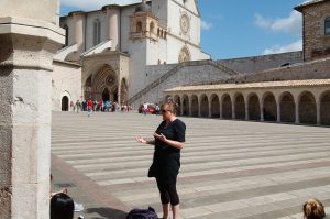 image of Kathryn Jasper lecturing students at Assisi in Italy. 